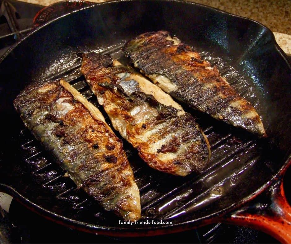 Crispy grilled mackerel with garlic & lemon